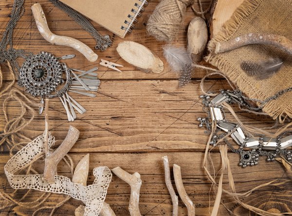 L'art du bois renouvelé : découvrez la magie des bijoux en bois